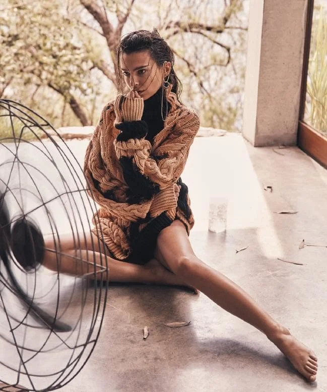 Эмили Ратажковски снялась в чувственном и стильном фотосете для Vogue - фото 416082