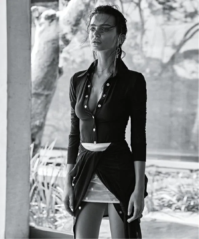 Емілі Ратажковскі знялась у чуттєвому та стильному фотосеті для Vogue - фото 416083