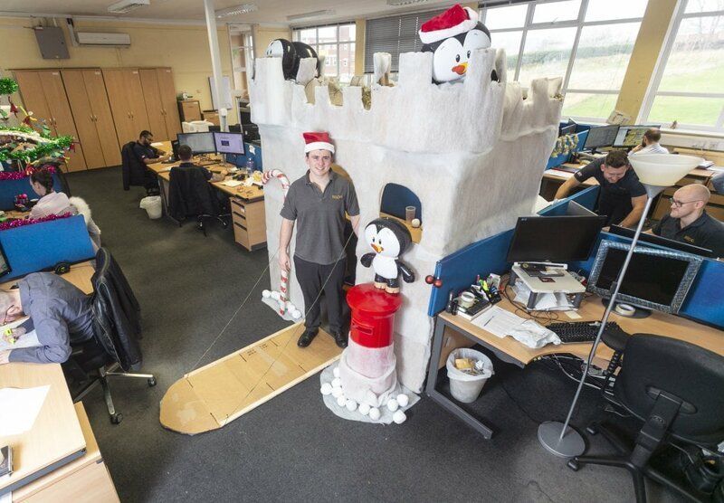 Веселый парень смастерил в офисе замок с пингвинами и стал героем этих праздников - фото 416156