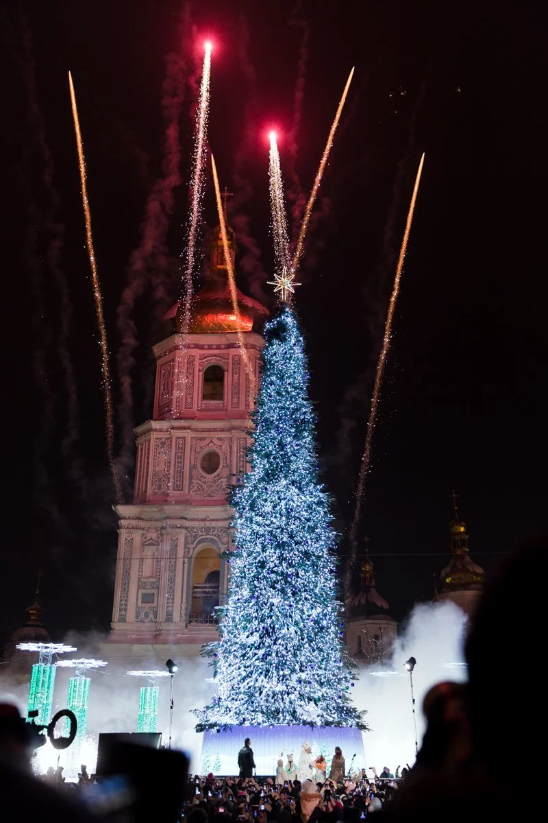 Праздничная красавица: в столице открыли главную елку Украины - фото 416543