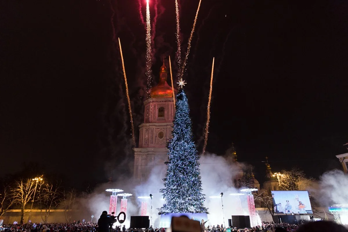 Праздничная красавица: в столице открыли главную елку Украины - фото 416544
