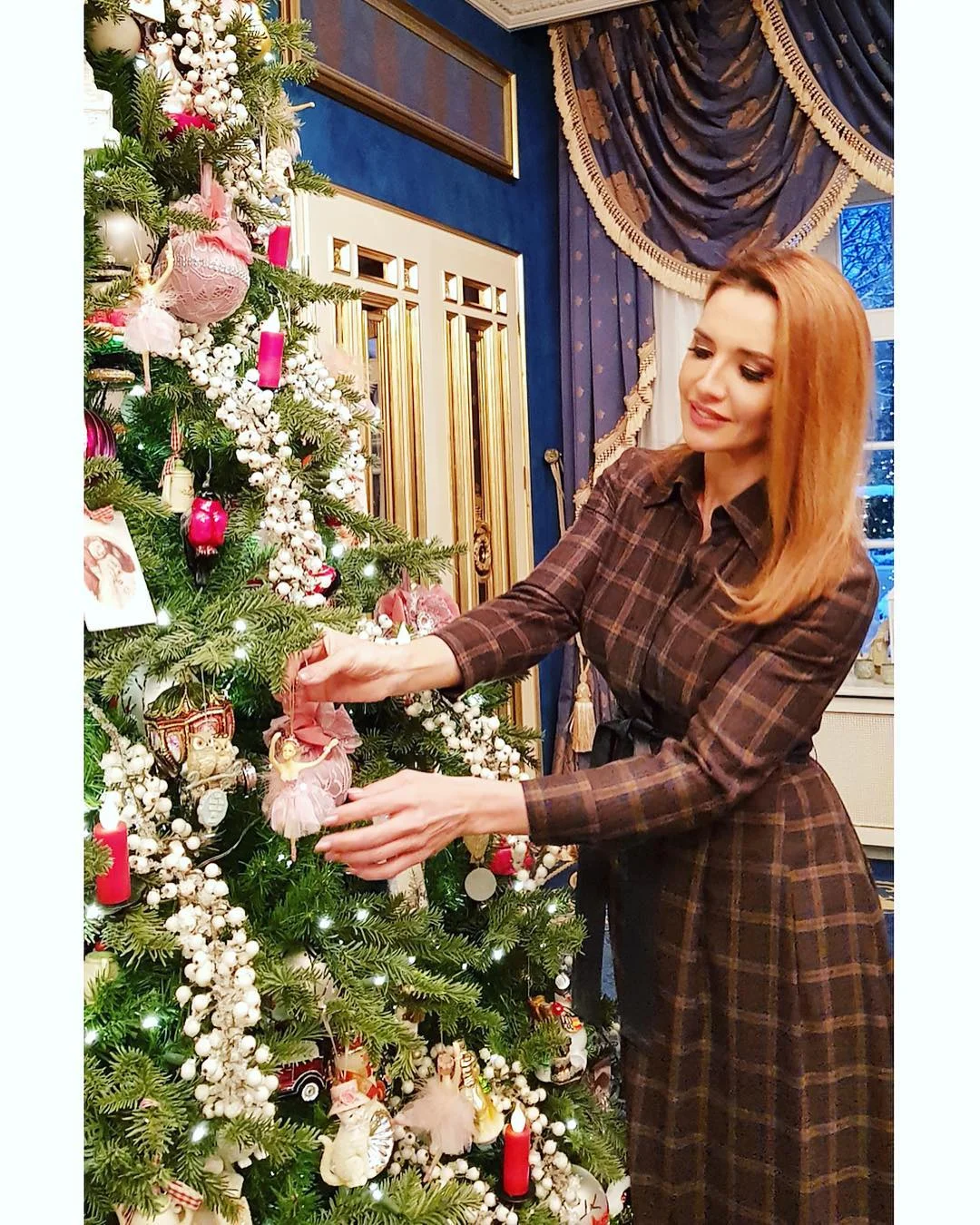 Бери пример: как украинские звезды украсили праздничные елки - фото 416899