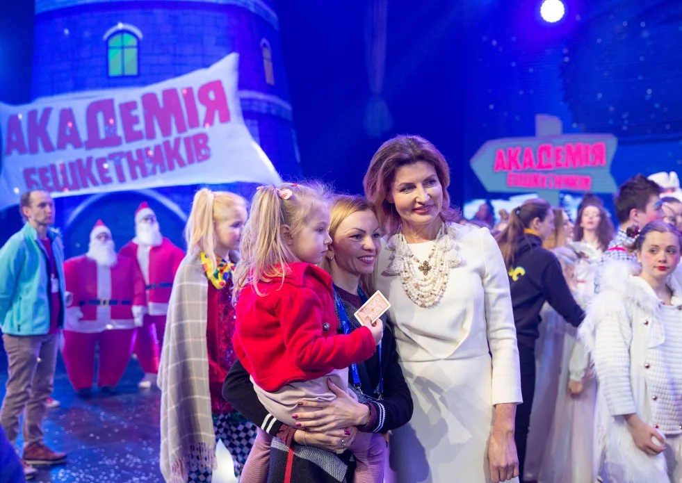 Марина Порошенко поразила элегантным образом - фото 417583