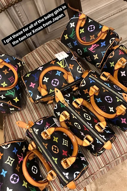 Щедрая Ким Кардашьян купила дочкам и племянницам сумки Louis Vuitton за тысячу долларов - фото 417898