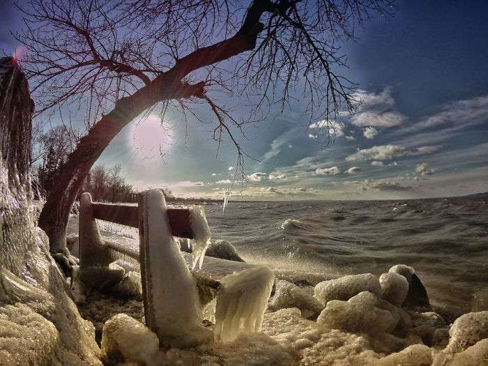 Мороз і вітер перетворили озеро Балатон на зимову країну чудес - фото 418210