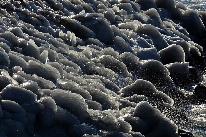 Мороз и ветер превратили озеро Балатон на зимнюю страну чудес - фото 418211