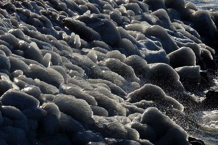Мороз и ветер превратили озеро Балатон на зимнюю страну чудес - фото 418211