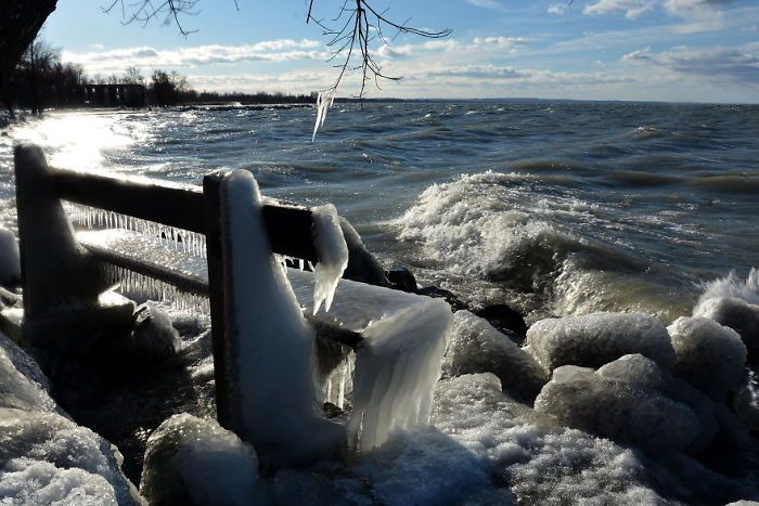 Мороз и ветер превратили озеро Балатон на зимнюю страну чудес - фото 418213