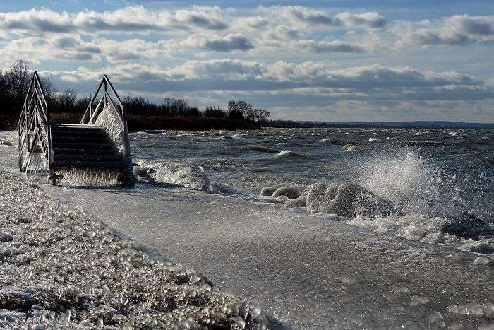 Мороз и ветер превратили озеро Балатон на зимнюю страну чудес - фото 418219