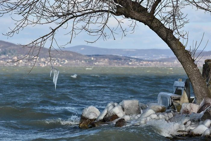 Мороз і вітер перетворили озеро Балатон на зимову країну чудес - фото 418220