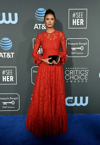 Critics Choice Awards 2019 - образы с красной дорожки, которые больше всего запомнились - фото 418291