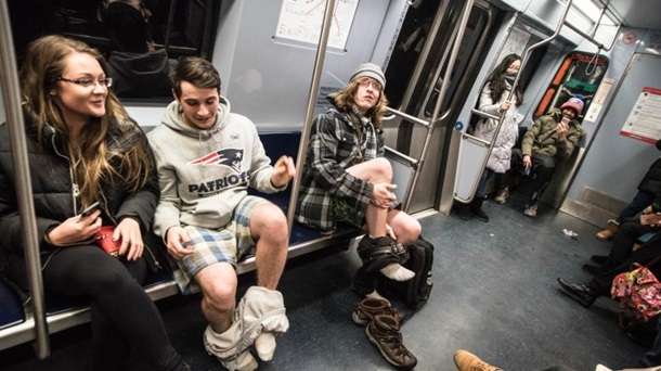Знімай штани, якщо заважають: Америка здивувала кумедною акцією в метро - фото 418347