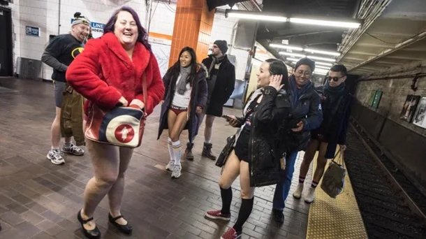 Знімай штани, якщо заважають: Америка здивувала кумедною акцією в метро - фото 418348