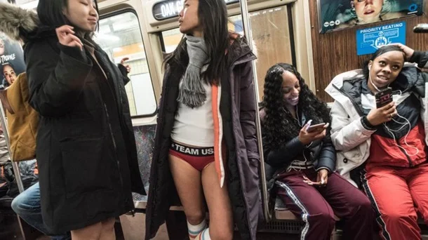 Знімай штани, якщо заважають: Америка здивувала кумедною акцією в метро - фото 418349