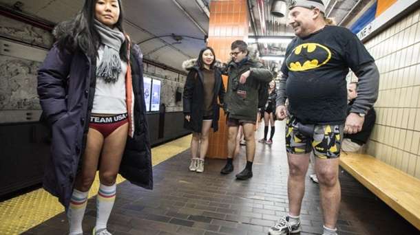 Знімай штани, якщо заважають: Америка здивувала кумедною акцією в метро - фото 418350
