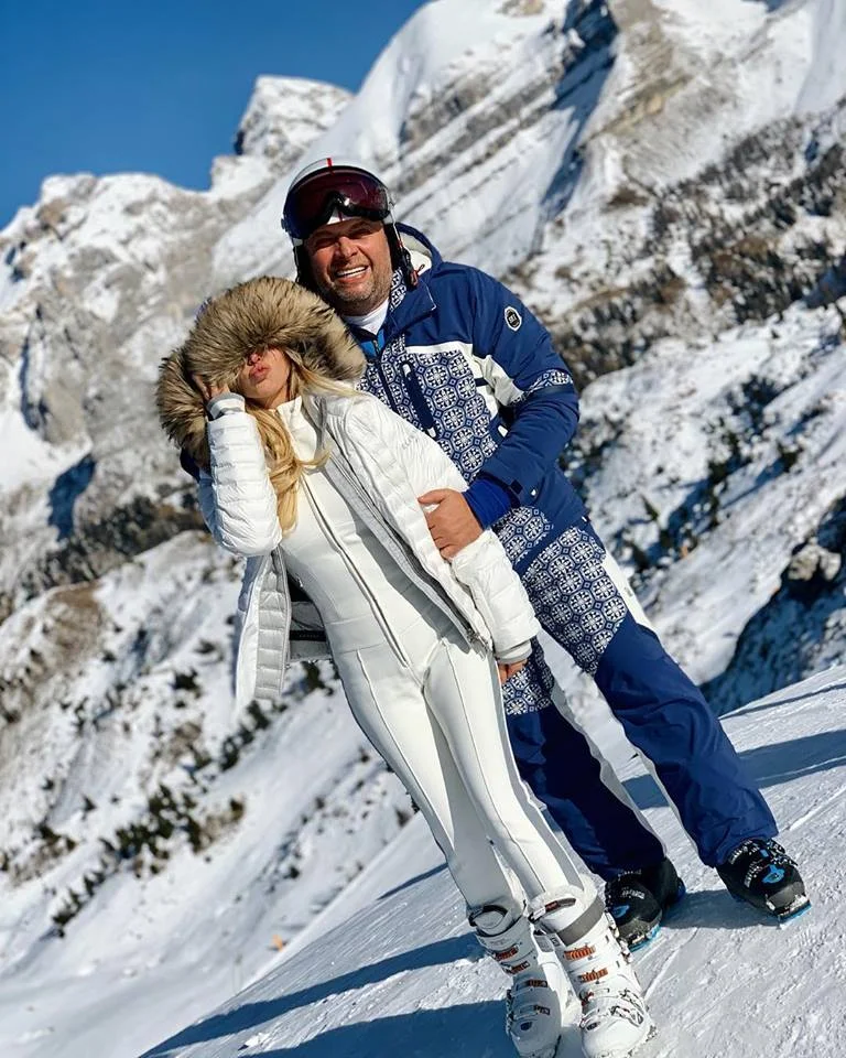 Закохана Юлія Думанська разом із чоловіком тішиться відпусткою у горах - фото 418652