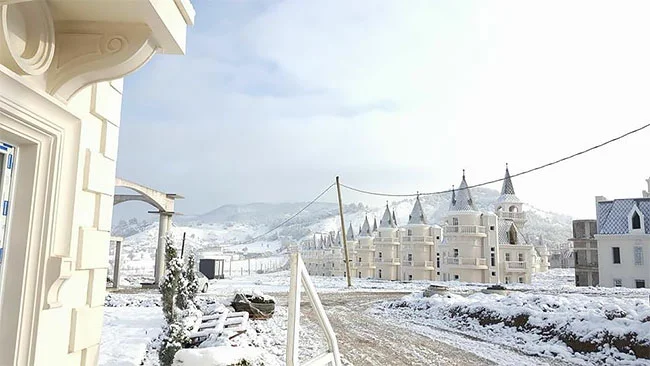 Королевская жизнь: в Турции построили село с роскошными замками - фото 418718