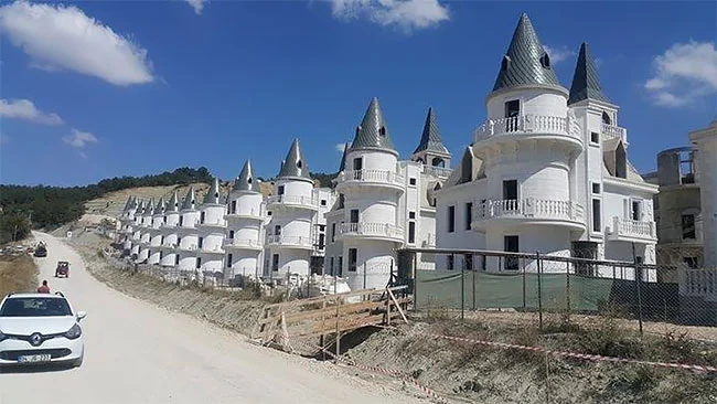 Королівське життя: в Туреччині збудували село з розкішними замками - фото 418722