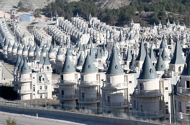Королівське життя: в Туреччині збудували село з розкішними замками - фото 418724