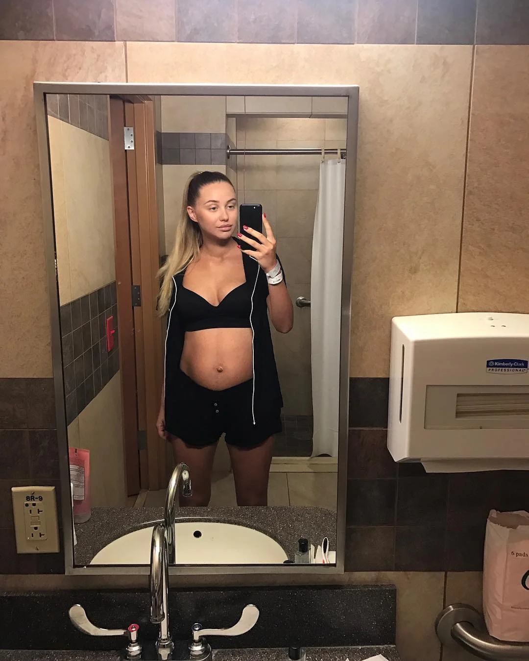 Жена Тищенко показала, как ее тело изменилось после родов - фото 418795