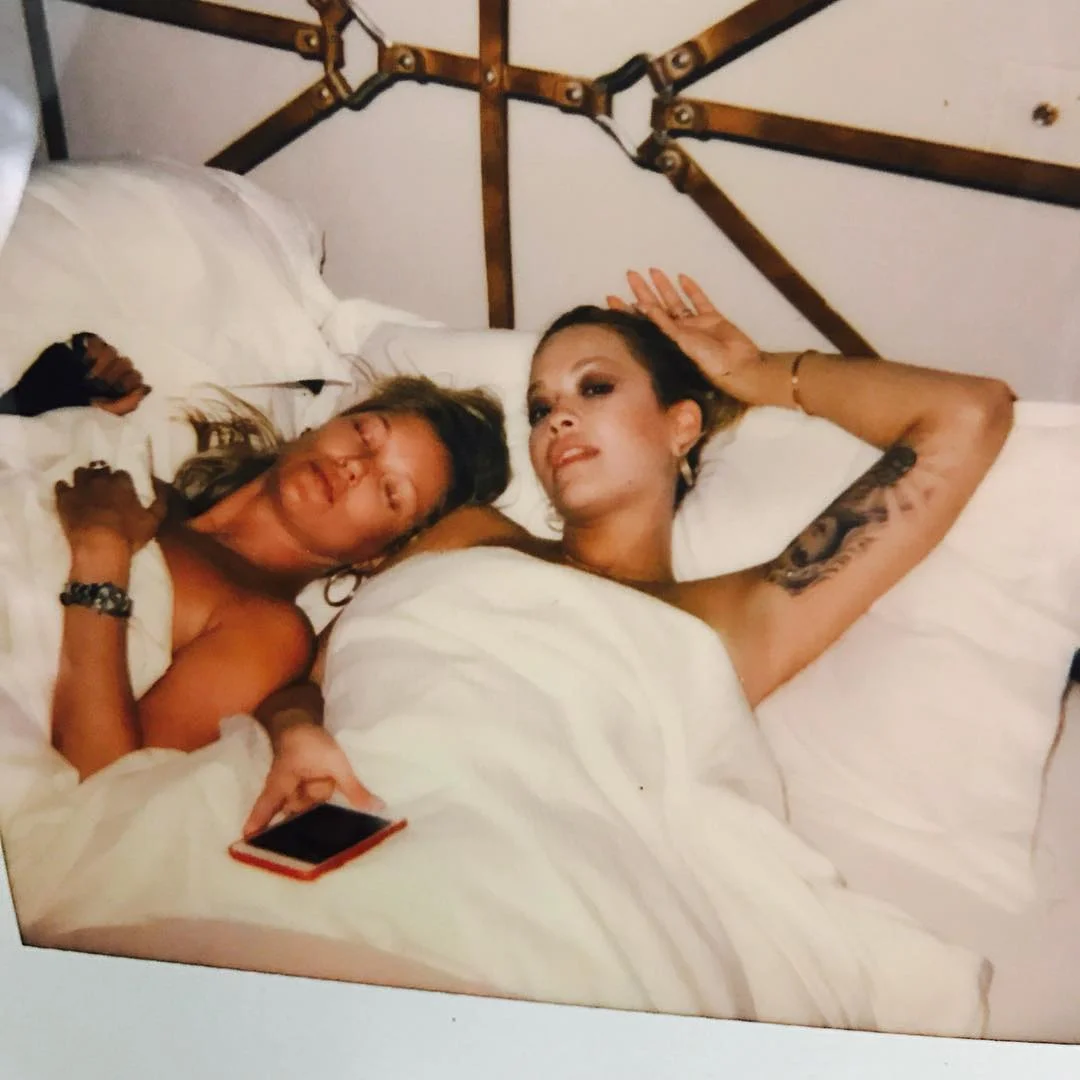 Рита Ора шокировала поклонников пикантным снимком в постели с Кейт Мосс - фото 418808
