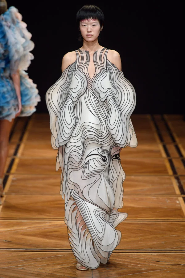 Все без ума от показа роскошных вечерних платьев, созданных в стиле 3D - фото 419135