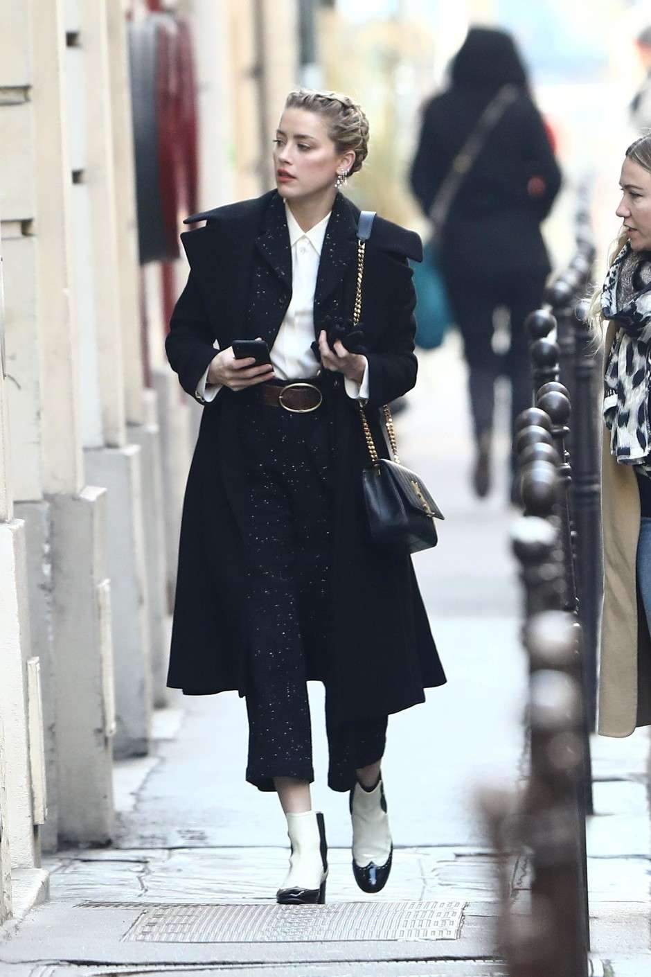 Образ дня: Эмбер Херд продемонстрировала французский шик на улицах Парижа - фото 419171