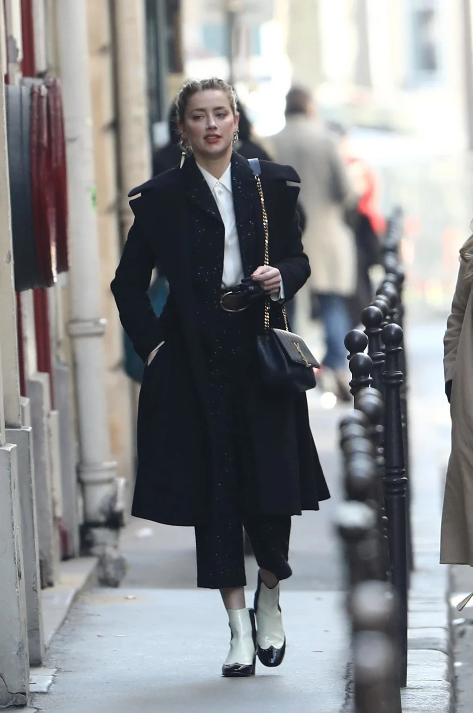 Образ дня: Ембер Герд продемонструвала французький шик на вулицях Парижа - фото 419172
