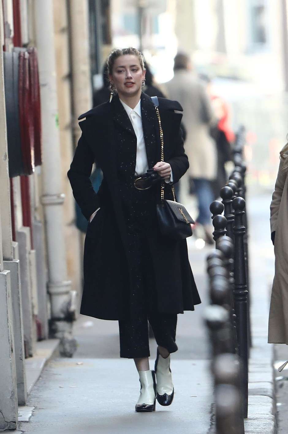 Образ дня: Эмбер Херд продемонстрировала французский шик на улицах Парижа - фото 419172