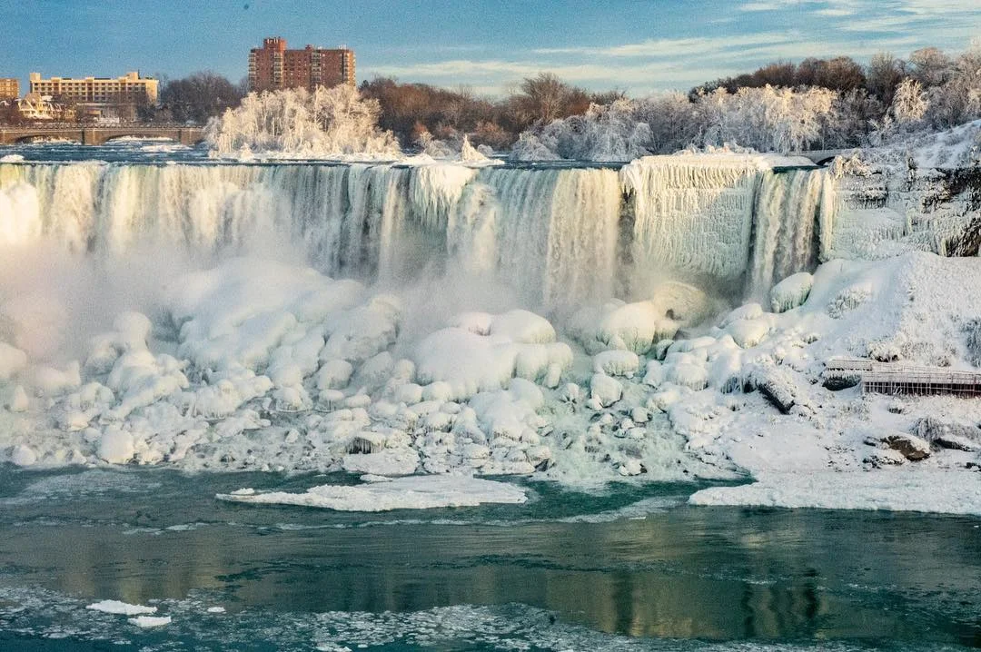 Ниагарский водопад замерз и превратился в фантастическое зимнее чудо - фото 419312