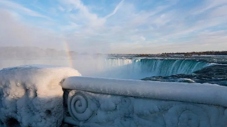 Ніагарський водоспад замерз і перетворився на фантастичне зимове диво - фото 419315