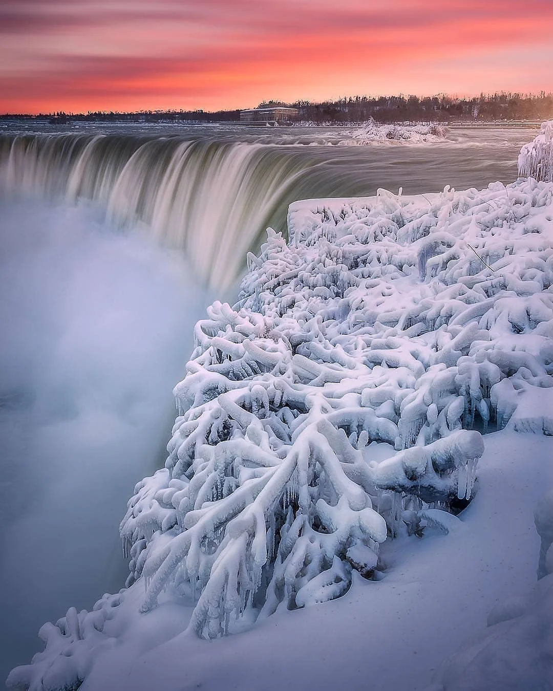 Ниагарский водопад замерз и превратился в фантастическое зимнее чудо - фото 419317