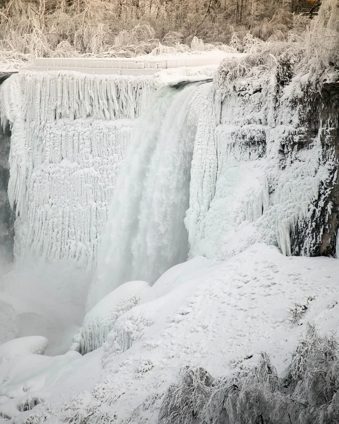Ніагарський водоспад замерз і перетворився на фантастичне зимове диво - фото 419319
