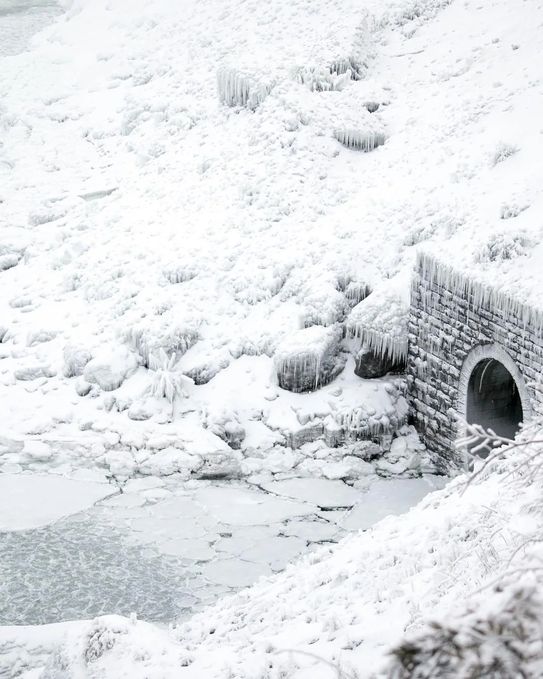 Ніагарський водоспад замерз і перетворився на фантастичне зимове диво - фото 419321