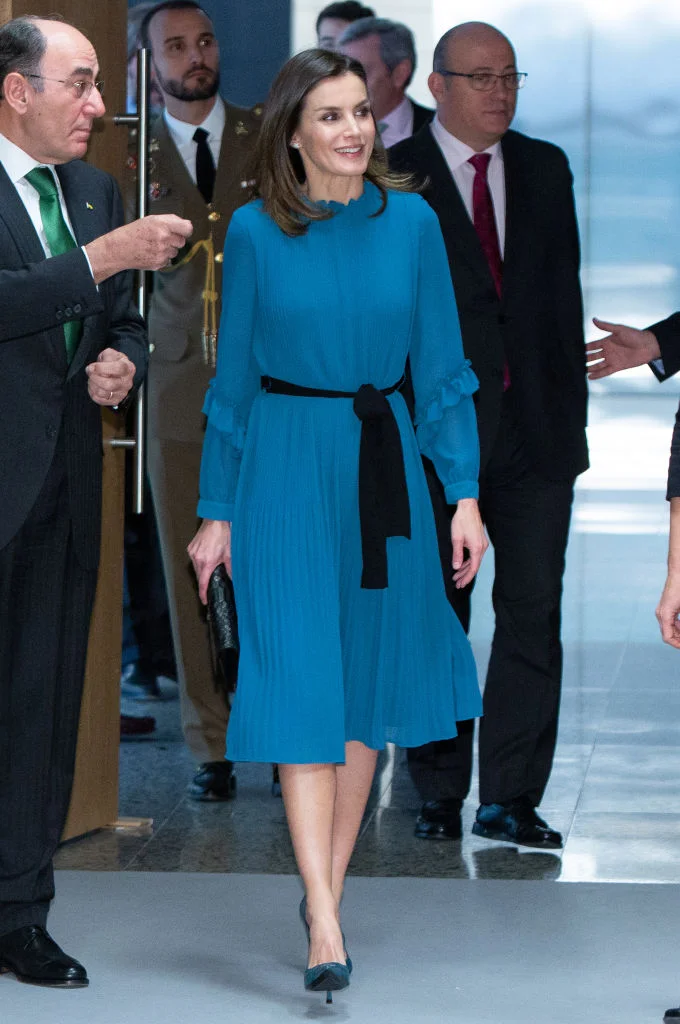 Королева Испании доказала, что в платье за 13 долларов тоже можно быть эффектной - фото 420240