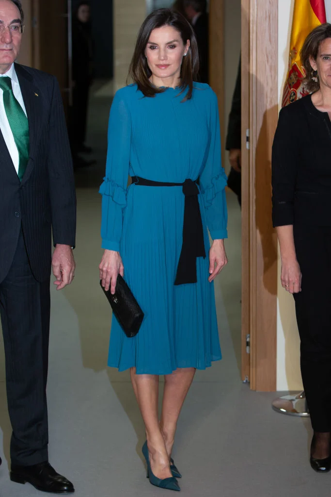 Королева Іспанії довела, що в сукні за 13 доларів теж можна бути ефектною - фото 420241