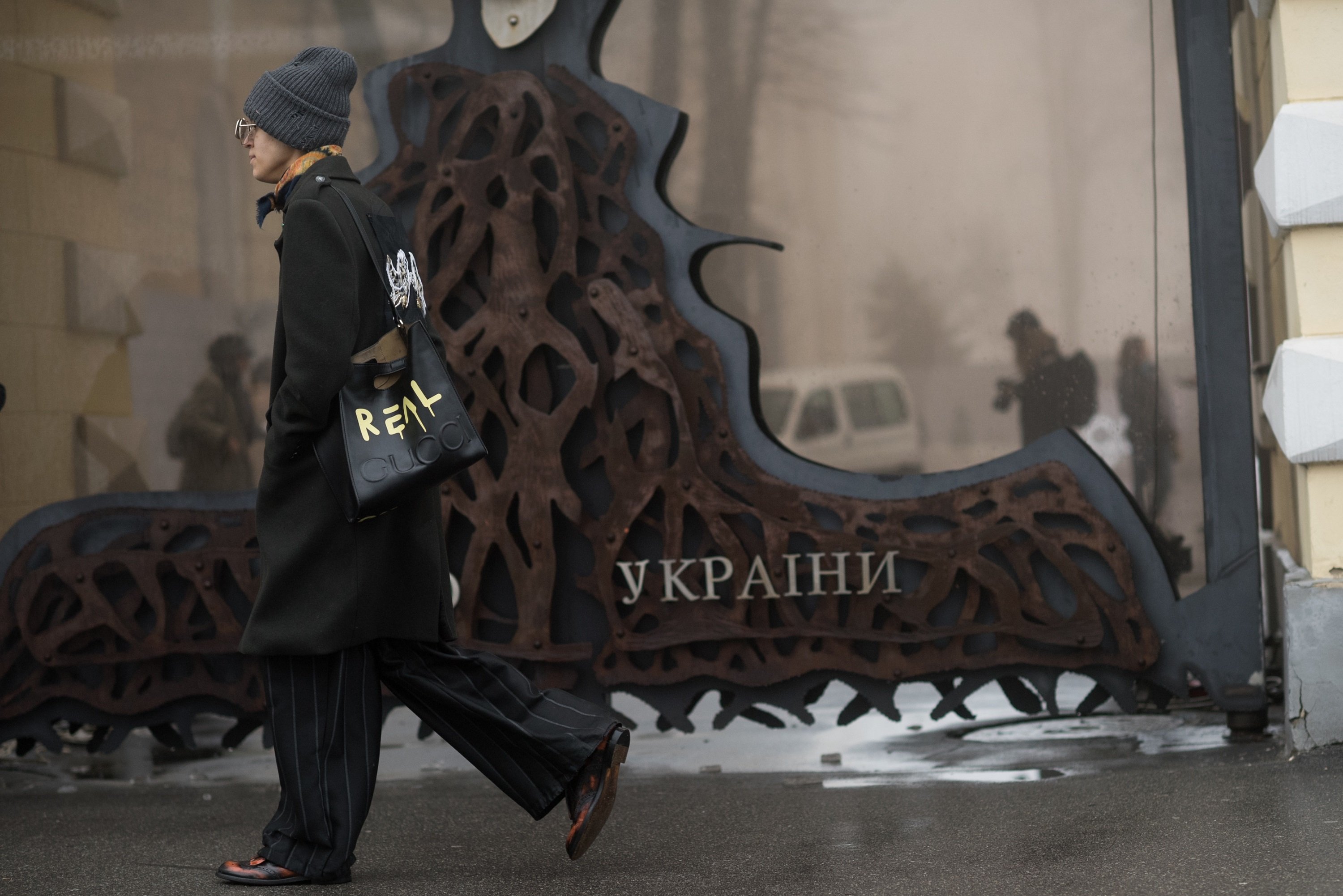 Київські модники похизувалися стильними луками на вулицях міста - фото 420644