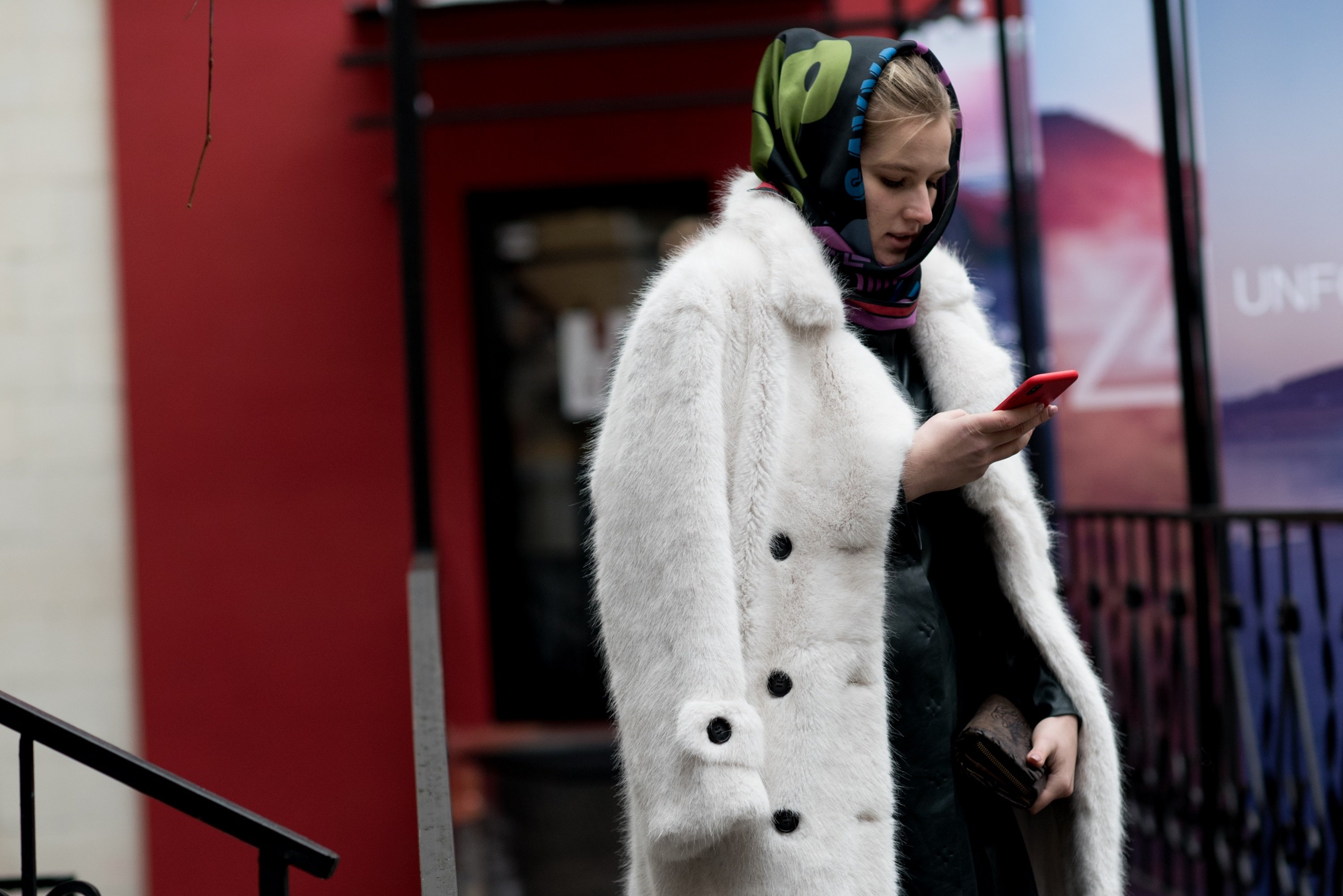 Киевские модники похвастались стильными луками на улицах города - фото 420665