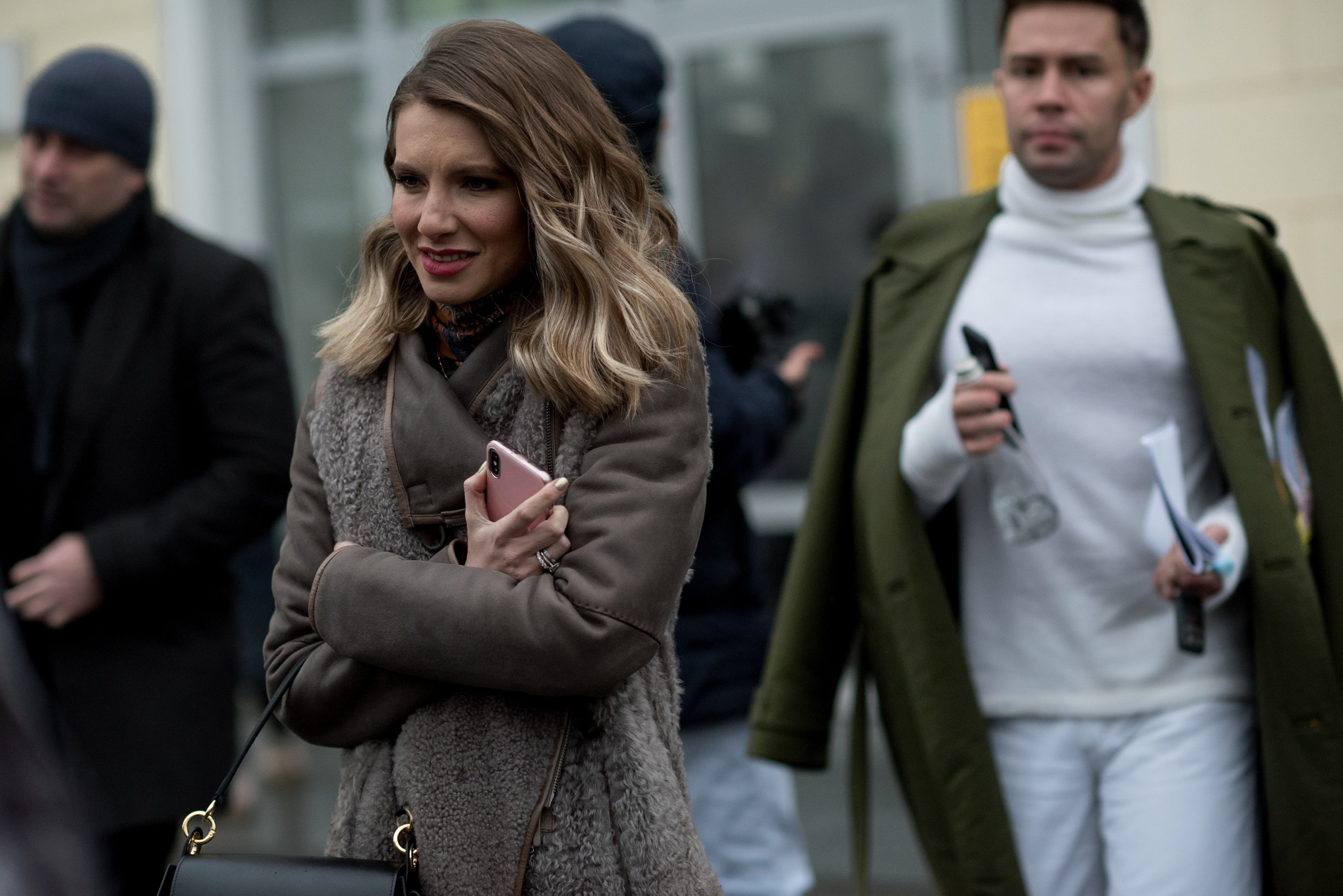 Киевские модники похвастались стильными луками на улицах города - фото 420673