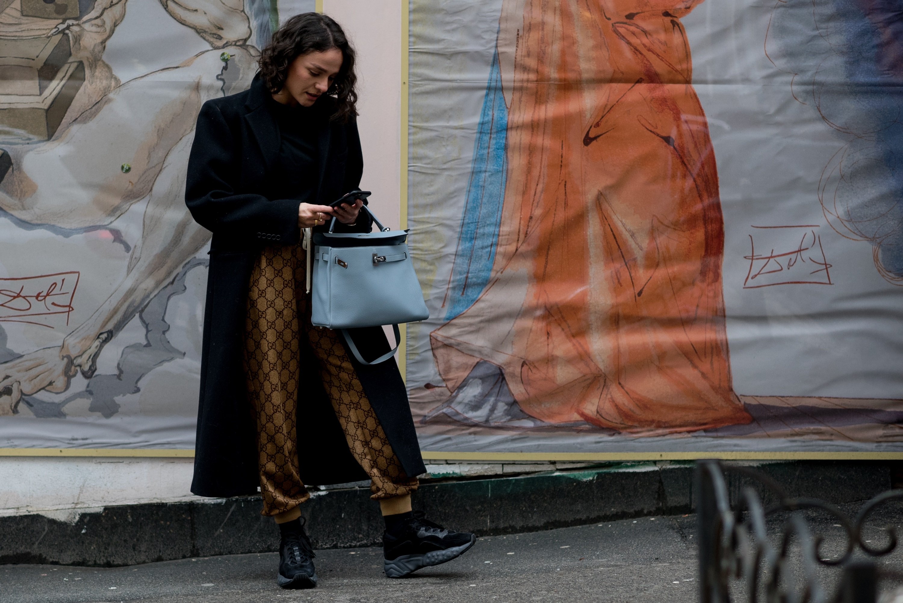 Київські модники похизувалися стильними луками на вулицях міста - фото 420675