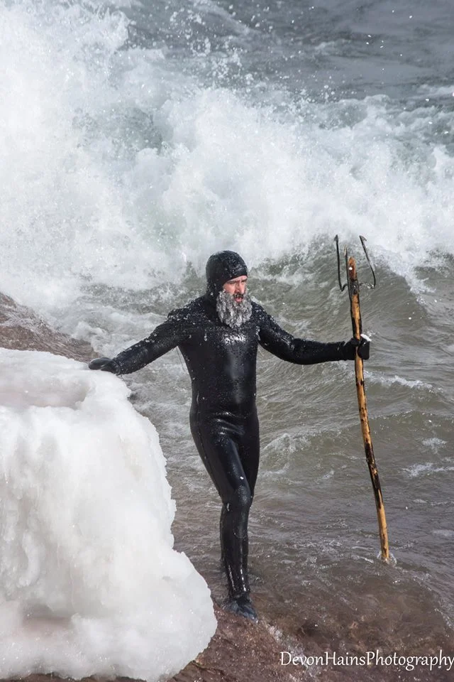 Скажені серфери-супергерої підкорили хвилі в мороз, і ось що з цього вийшло - фото 420852