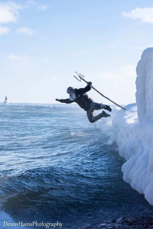 Бешеные серферы-супергерои покорили волны в мороз, и вот что из этого вышло - фото 420855