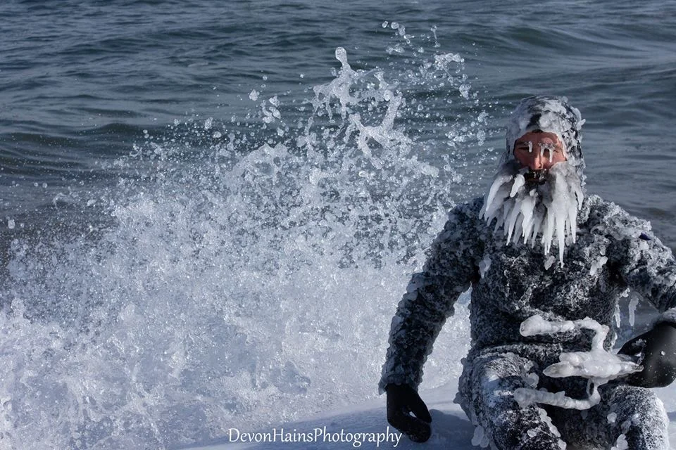 Бешеные серферы-супергерои покорили волны в мороз, и вот что из этого вышло - фото 420856