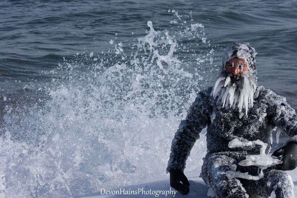 Скажені серфери-супергерої підкорили хвилі в мороз, і ось що з цього вийшло - фото 420856