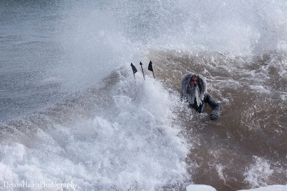 Бешеные серферы-супергерои покорили волны в мороз, и вот что из этого вышло - фото 420861