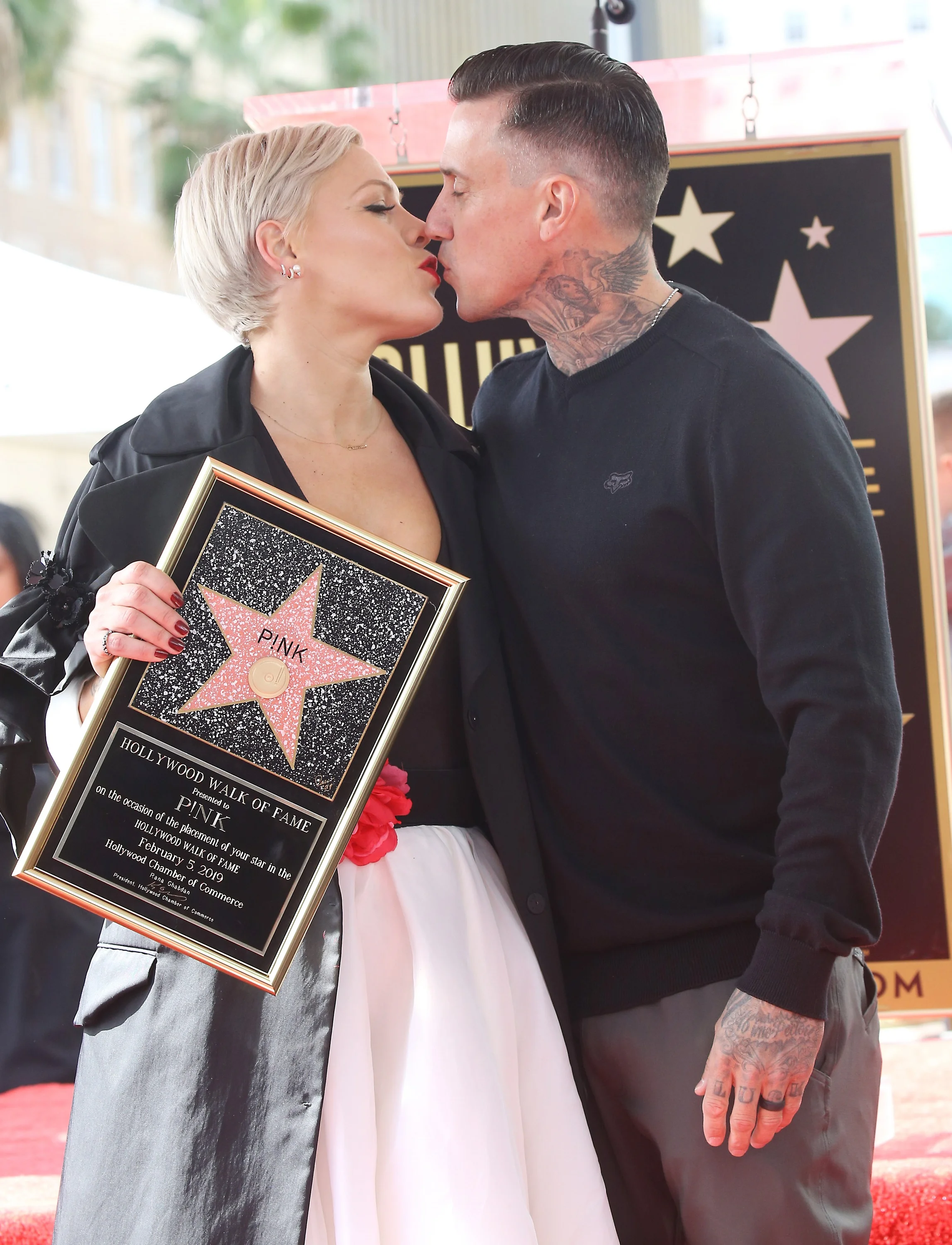 Голливудская бунтарка Pink получила собственную звезду на Аллее славы - фото 420884
