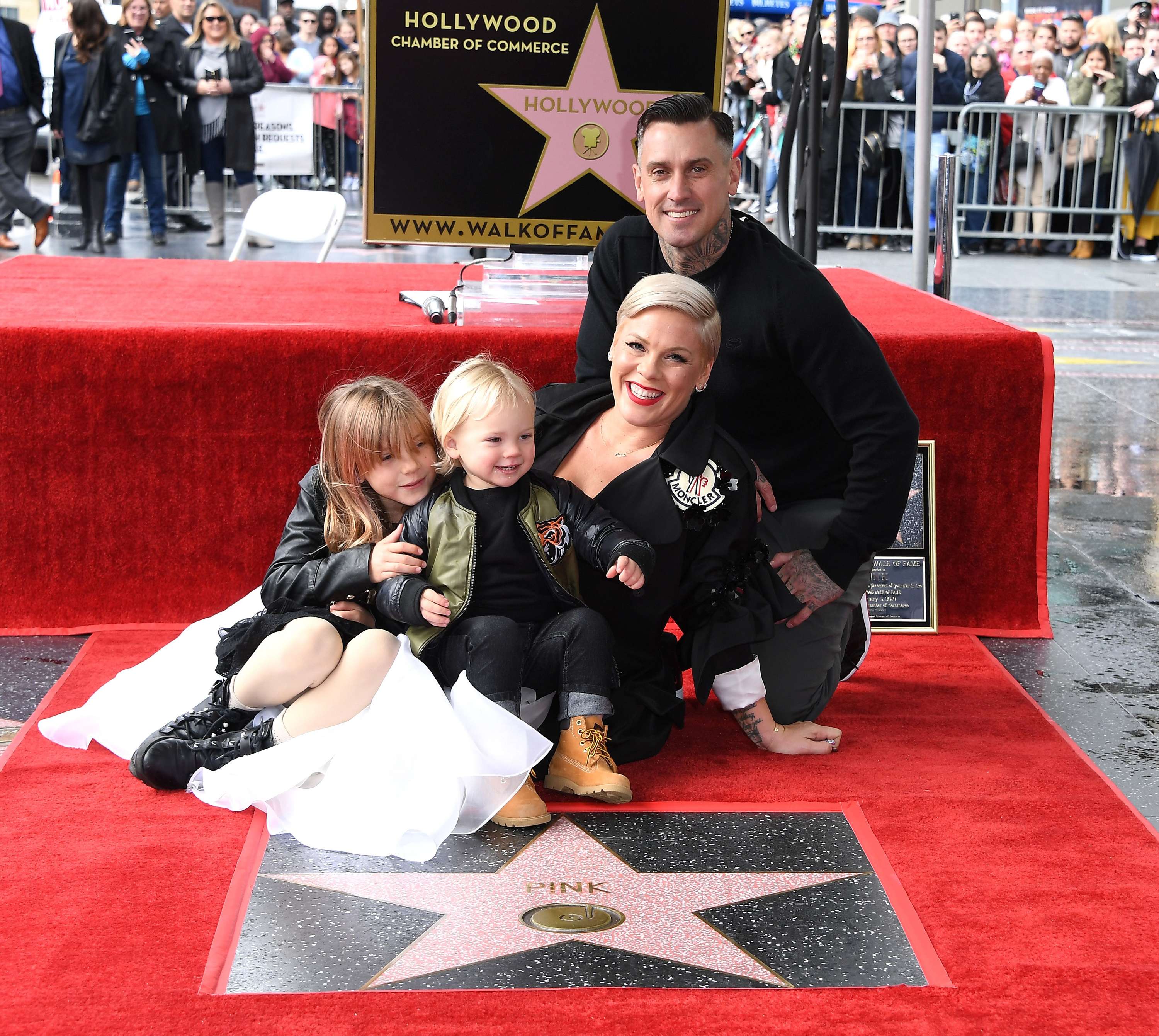 Голливудская бунтарка Pink получила собственную звезду на Аллее славы - фото 420886