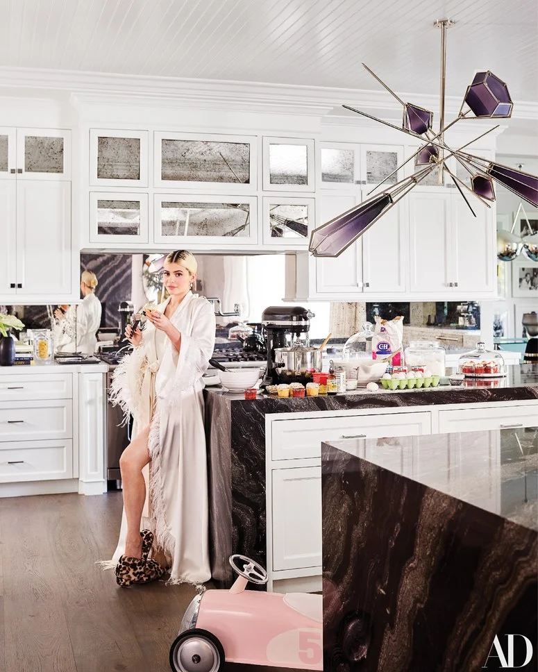 Самая богатая юная селебрити Кайли Дженнер показала свой роскошный особняк - фото 420978