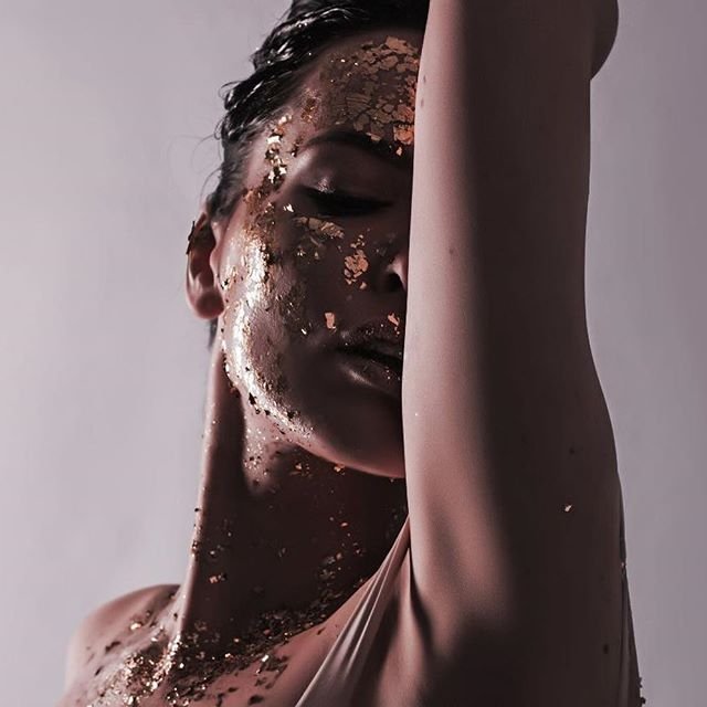 Страстная Даша Астафьева в золотой фотосессии магнетизирует своими сосками - фото 421141