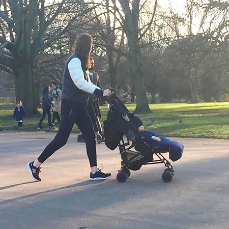 Наче звичайна мама: Кейт Міддлтон з принцом Луї вийшла на прогулянку до парку - фото 422146
